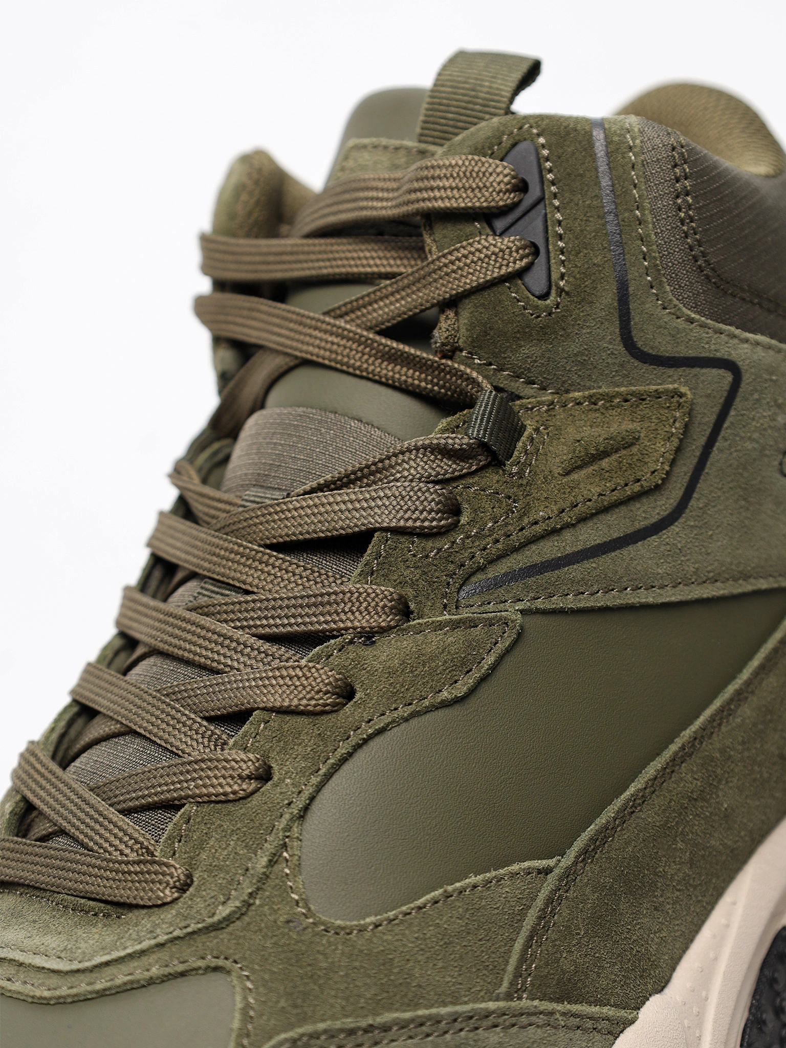 Кроссовки зеленого цвета комбинированные на средней подошве